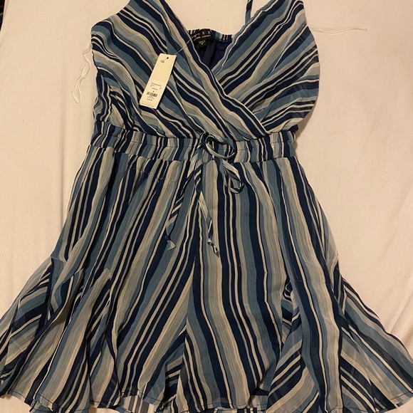 Striped Ruffled Romper - Picture 3 of 3